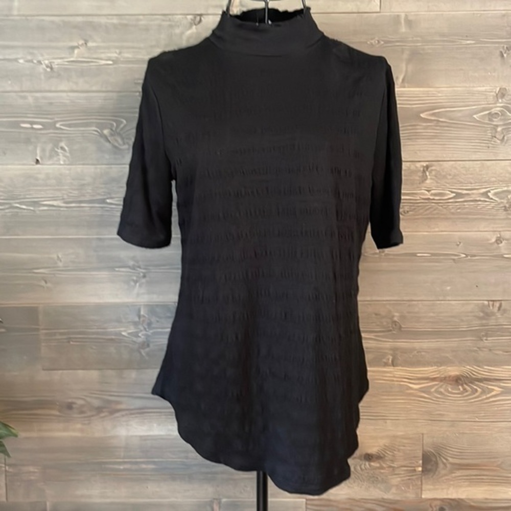 EUC simply vera Wang mock neck, short sleeve blouse